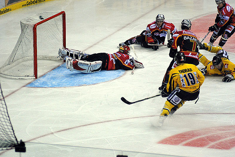 Krefeld Pinguine gewinnen gegen die DEG Metro Stars