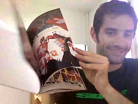 Yves Maurer mit dem Fotobuch<br/>Bild: Skype-Videoschnappschuss