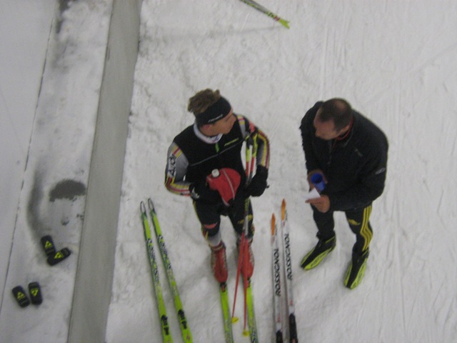 Bundestrainer Frank Ullrich bei der Besprechnung nach dem Training