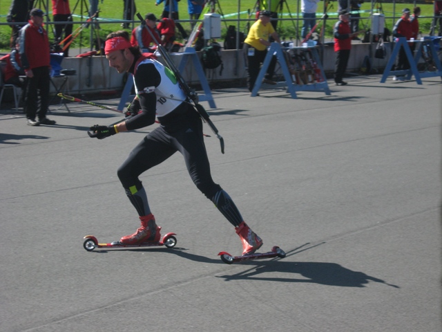 Alexander Wolf verlsst den Schiestand ( LiVE-Wintersport.com)