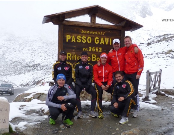 Die deutsche Trainingsgruppe um Arnd Peiffer am Pass Gavia ( www.promoart.de)