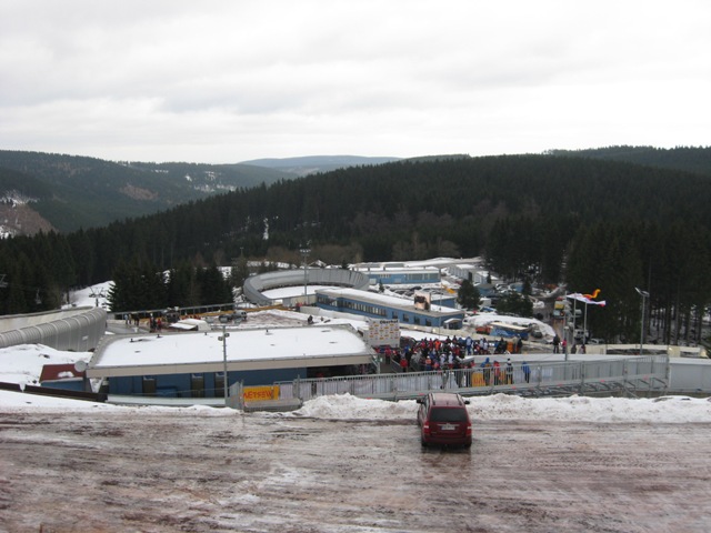 Blick ber das vereiste Gelnde der Oberhofer Rodelbahn ( LiVE-Wintersport.com)