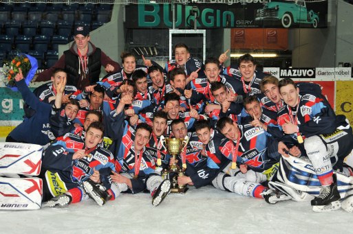 Die Kloten Flyers feiern den Schweizermeistertitel bei den Novizen Elite.<br/>Bild: Berni Hartmann