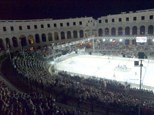 Rund 7000 Zuschauer verfolgten das Spiel im Amphitheater von Pula.<br/>Bild: Martin Merk