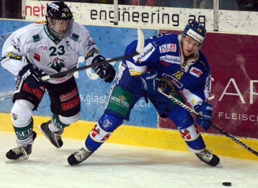 Olten-Verteidiger Ronny Keller im Zweikampf mit Langenthals Marc Kmpf.<br/>Bild: Leroy Ryser