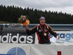 Andi Birnbacher wirft Siegerblumen in die Fans